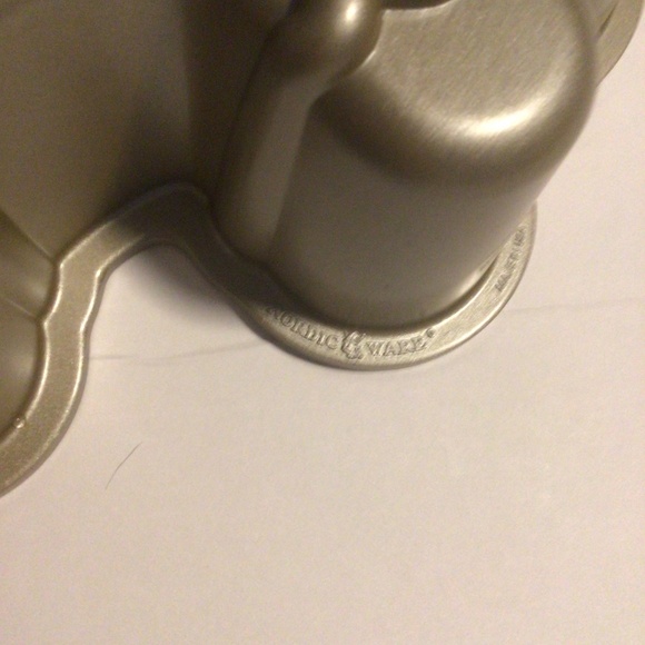 Nordic Ware Cast Aluminum 6 Cup Gingerbread Cake Pan - Picture 3 of 6